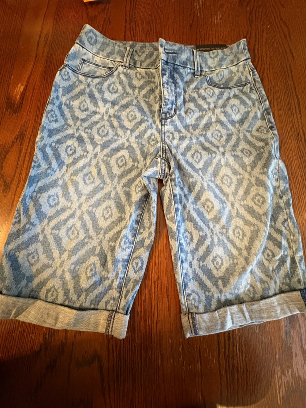 Chico’s Light Wash Ikat Print Slimming Denim Jeans Bermuda Shorts Size 0 NWT